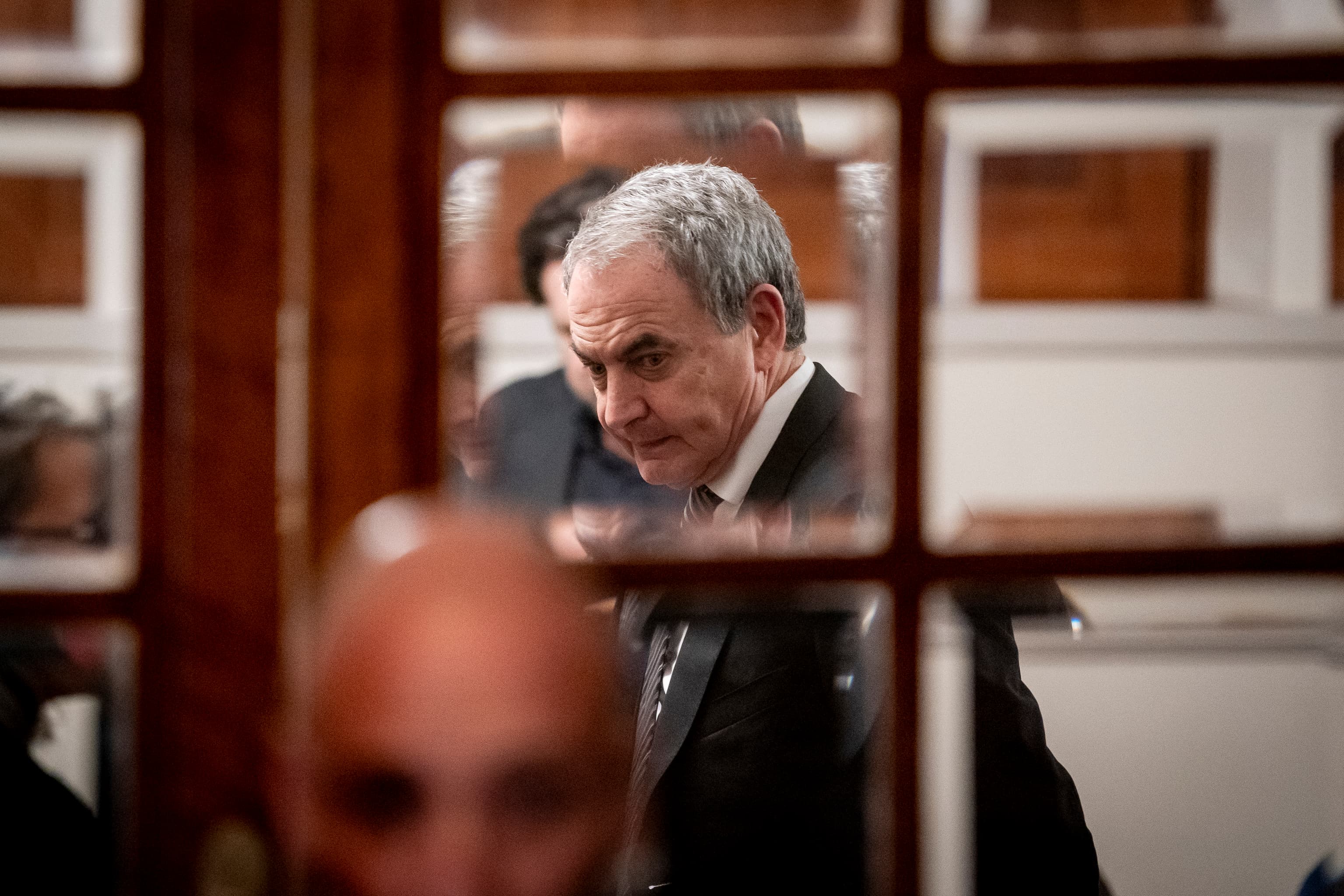 Cerco Judicial a Zapatero: La Audiencia Nacional Bloquea Cuentas por 490.000 Euros en el Caso Plus Ultra